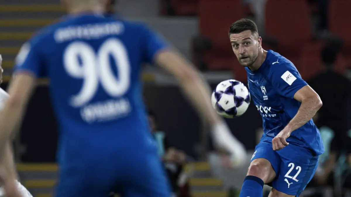 Pemain Al-Hilal, Sergej Milinkovic-Savic memberi umpan kepada Karim Benzema dalam laga melawan Al-Sadd di Stadion Prince Abdullah Al-
Faisal Sports City, Jeddah, Senin malam, 13 April 2026 dalam babak 16 besar Liga Champions AFC Elite 2025-26. (Foto: AlHilal Saudi Club)