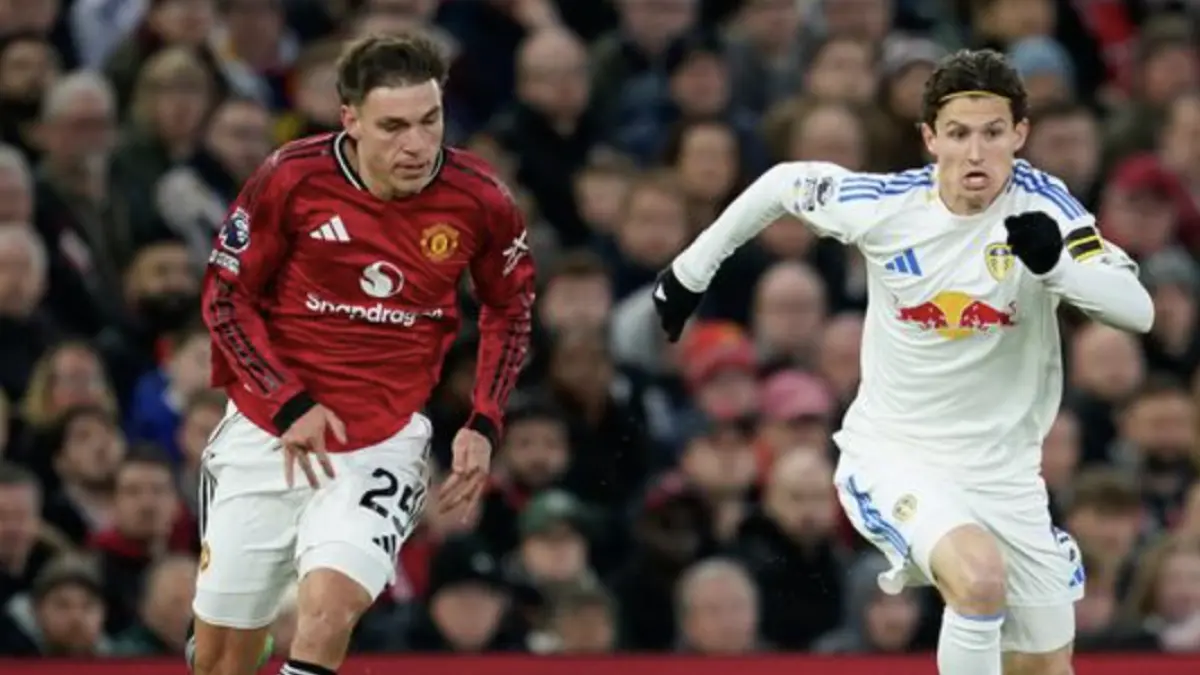 Gelandang Manchester United, Manuel Ugarte mencoba merebut bola dari kaki Brenden Aaronson, Selasa
(14/4/2026) (AP Photo/Dave Thompson)