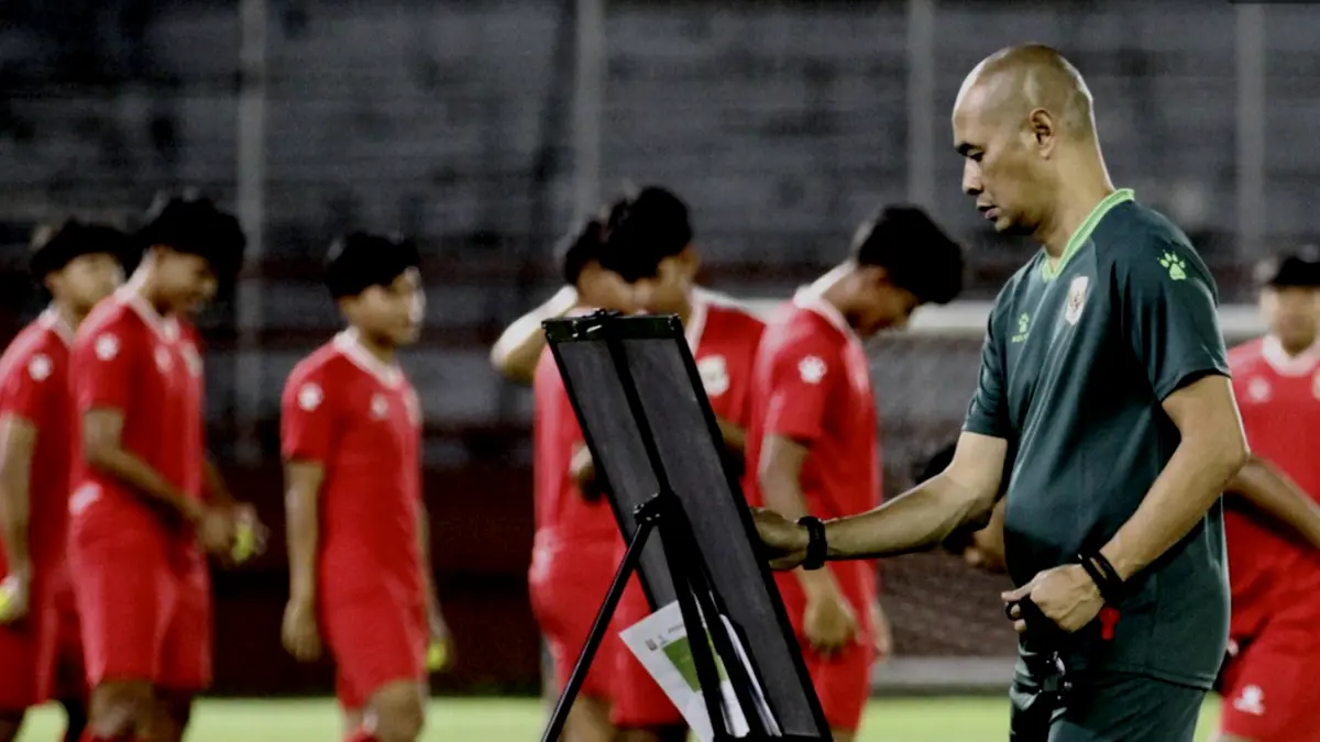 Kurniawan Dwi Yulianto, pelatih timnas u17 Indonesia saat memimpin persiapan latihan untuk mengarungi ASEAN U17 Championship
2026 di Stadion Gelora 10 November Tambaksari Surabaya, Jawa Timur, Minggu (12/4/2026) malam. (KOMPAS.COM/SUCI RAHAYU)