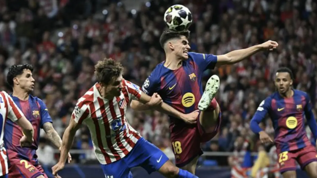 Bek Atletico Madrid, Robin Le Normand (kiri), berebut bola dengan bek Barcelona, Gerard Martín selama pertandingan leg kedua perempat final Liga Champions 2025/2026 antara Club Atlético de Madrid dan FC
Barcelona di Stadion Metropolitano, Madrid, pada 14 April 2026. (Javier SORIANO / AFP)