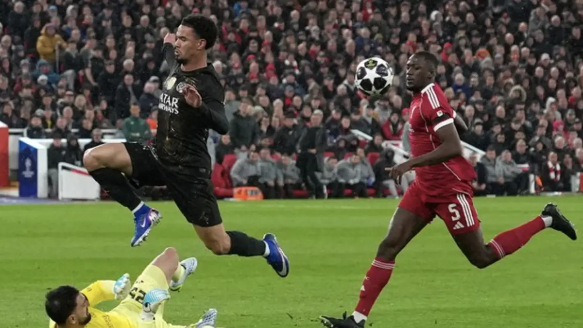 Kiper Liverpool Giorgi Mamardashvili melakukan penyelamatan di kaki Warren Zaire-Emery dalam laga leg kedua
perempat final Liga Champions antara Liverpool vs PSG di Anfield, 15 April 2026 (c) AP Photo/Dave Shopland