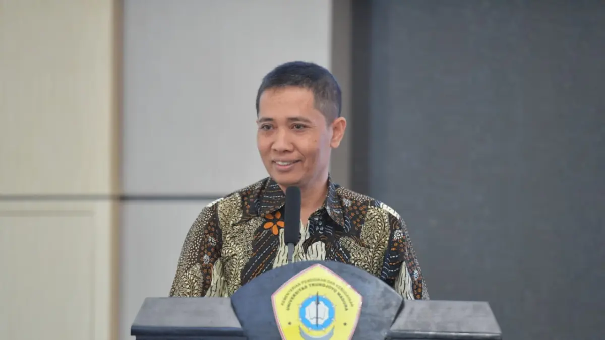 RAMAH: Wakil Rektor III Bidang Kemahasiswaan dan Alumni Surokim Abdussalam menyampaikan sambutan dalam sebuah acara. (DOKUMEN JPRM)