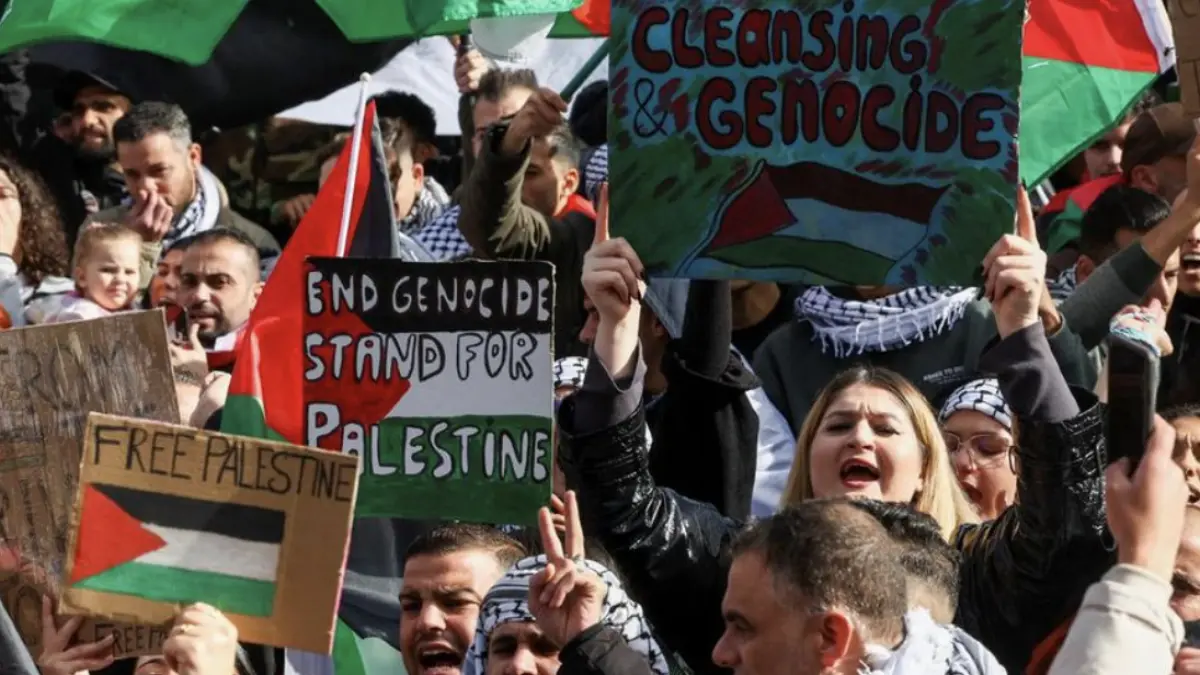 Foto: Warga pro-Palestina di Eropa melakukan unjuk rasa di luar markas besar Komisi Eropa di Brussels, Belgia,
Minggu (22/10/2023). (REUTERS/Yves Herman)