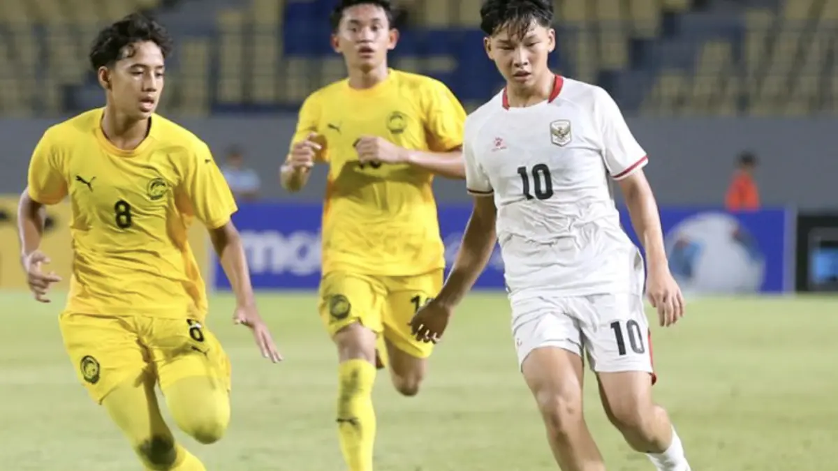Aksi Timnas U17 Indonesia vs Malaysia di laga penyisihan Grup A ASEAN U17 Championship 2026 kontra Malaysia yang berakhir 0-1 di
Stadion Joko Samudro Gresik, Jawa Timur, Senin (13/4/2026) malam. (KOMPAS.COM/SUCI RAHAYU)