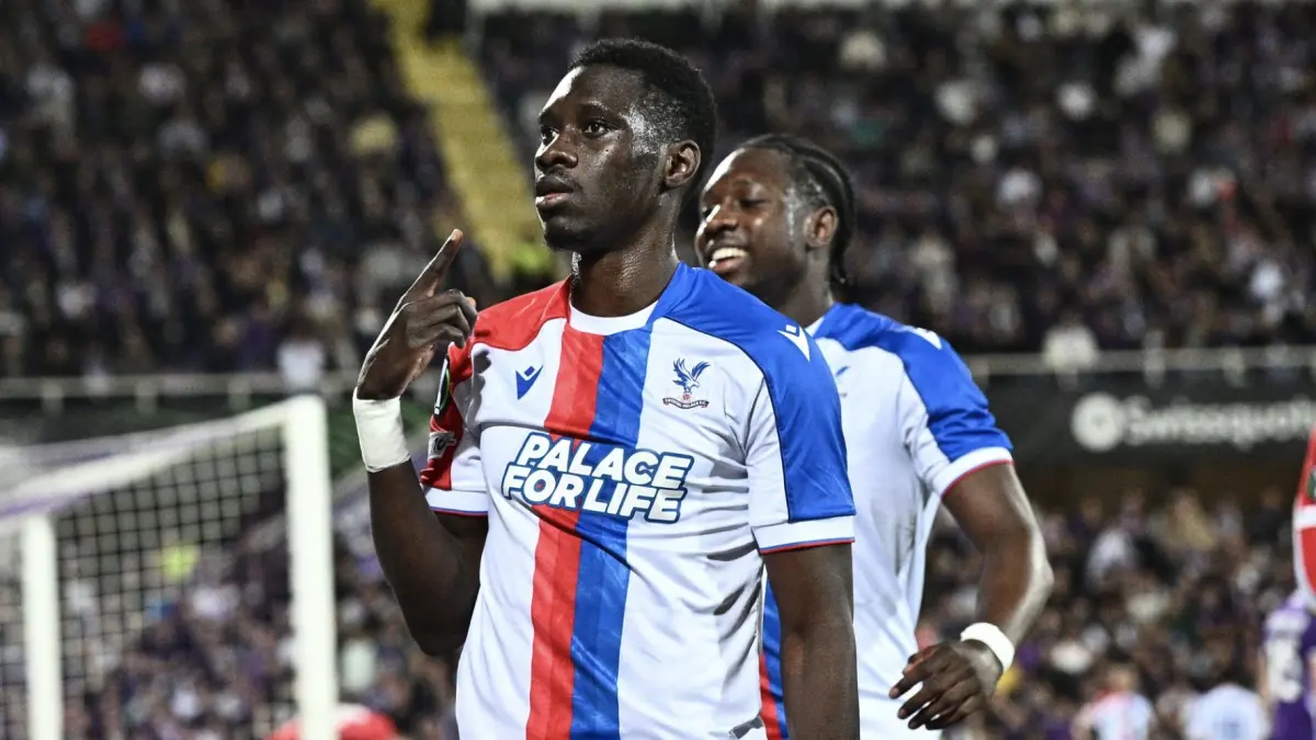 Ismaila Sarr merayakan gol setelah membawa Crystal Palace unggul atas Fiorentina