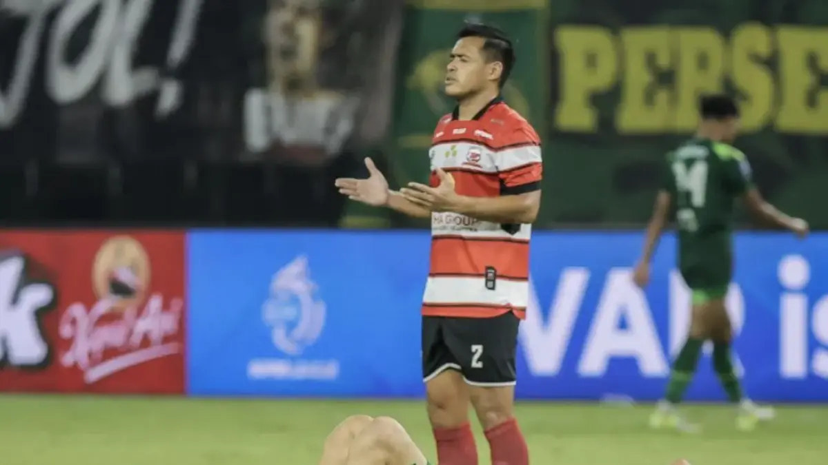 Bruno Pereira terbaring usai Persebaya kalah 1-2 dari Madura United di Stadion Gelora Bung Tomo, Surabaya, Jumat (17/4/2026). (ANTARA FOTO/Rizal Hanafi)