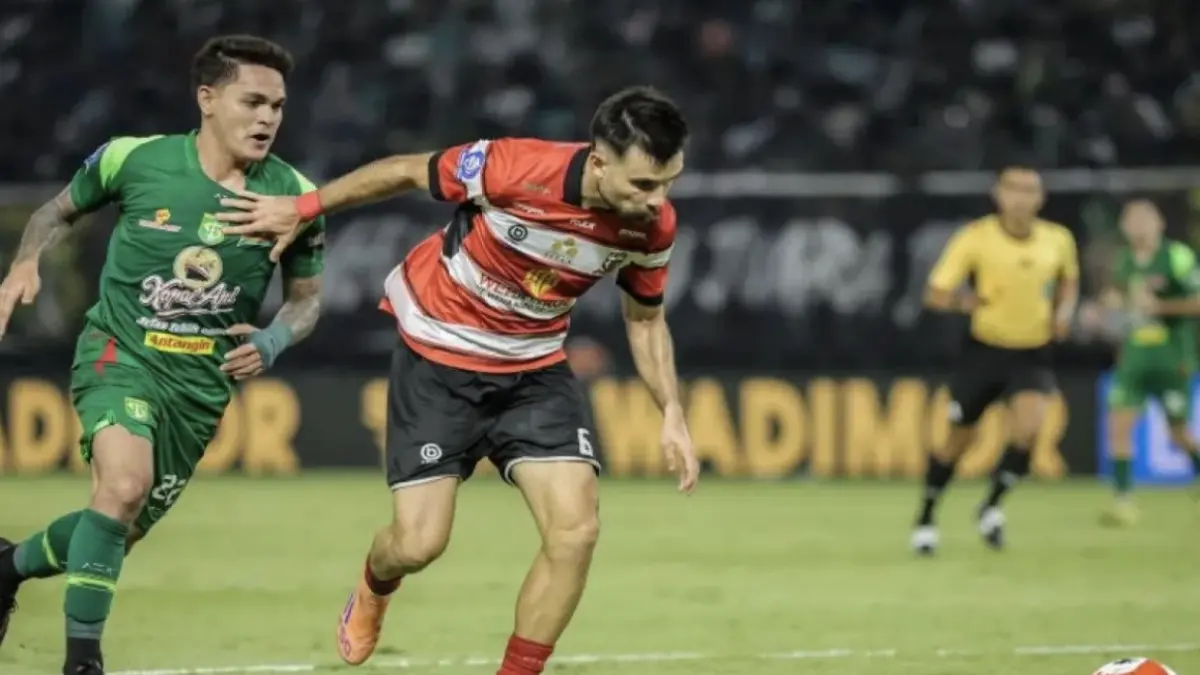 Pesepakbola Persebaya Surabaya Gali Freitas (kiri) berusaha merebut bola dari pemain Madura United Roger Bonet
Badia (kanan) dalam pertandingan pekan ke-28 BRI Super League 2025/2026 di Stadion Gelora Bung Tomo, Surabaya,
Jawa Timur, Jumat (17/4/2016) malam. ANTARA/Rizal Hanafi/vft.