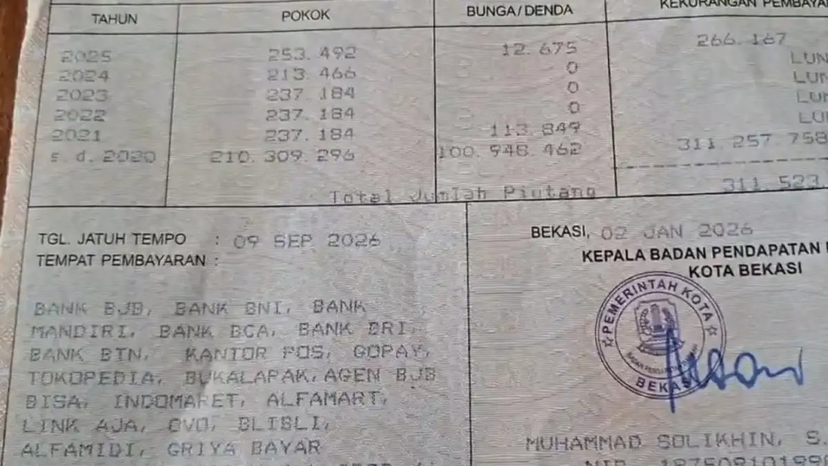 PBB - Lembar Pajak Bumi dan Bangunan (PBB) milik Stella, warga Perumahan Duta Kranji, Kecamatan Bekasi Barat, Kota Bekasi.
Dalam PBB, tertulis tagihan PBB miliknya tertulis Rp 311.523.925.