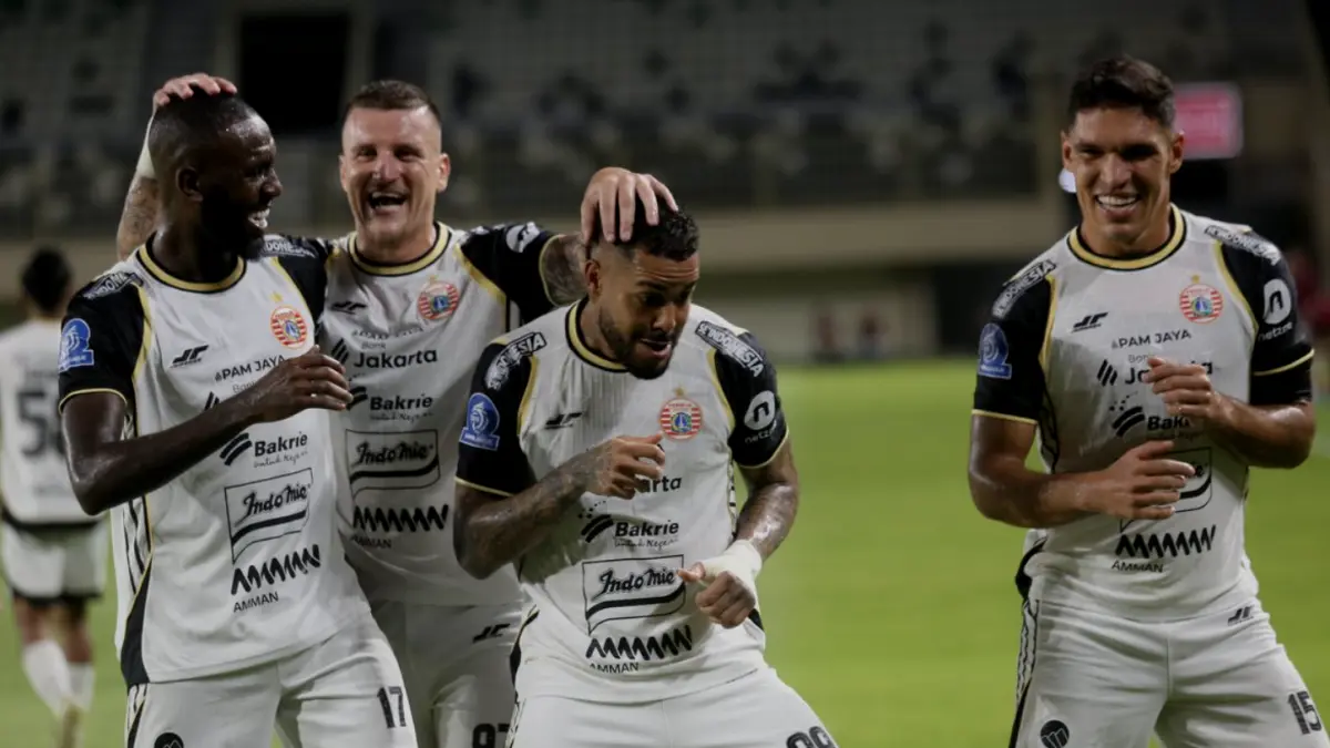 Pesepak bola Persija Jakarta Maxwell Souza De Lima (kedua kanan) melakukan selebrasi seusai menjebol gawang PSBS Biak pada laga
Super League 2025-26 di Stadion Maguwoharjo, Sleman, D.l Yogyakarta, Sabtu (18/4/2026). Persija Jakarta menang atas PSBS Biak dengan skor 1-0. ANTARA FOTO/Andreas Fitri Atmoko/bar (ANTARA FOTO/Andreas Fitri Atmoko)