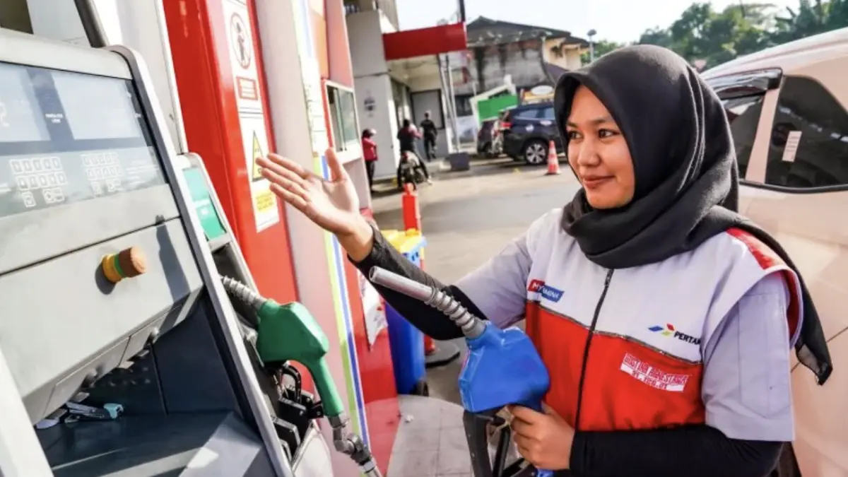 Harga BBM nonsubsidi melonjak tajam, Pertalite dan solar subsidi tetap stabil.