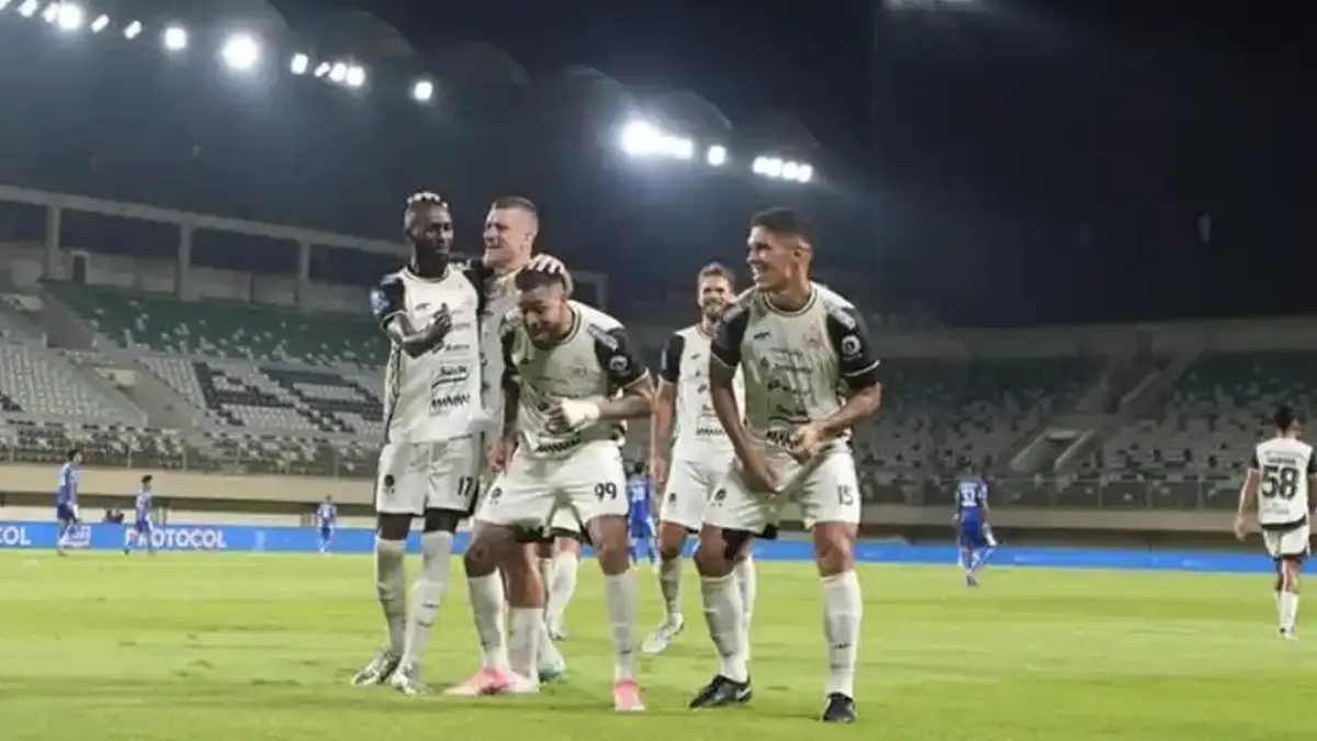 SELEBRASI PEMAIN PERSIJA - Foto selebrasi pemain Persija Jakarta menggunakan jersey putih di Super League. Pertandingan
PSBS menghadapi Persija berakhir dengan skor 0-1 di Stadion Maguwoharjo, Sleman, Sabtu (18/4/2026) malam.