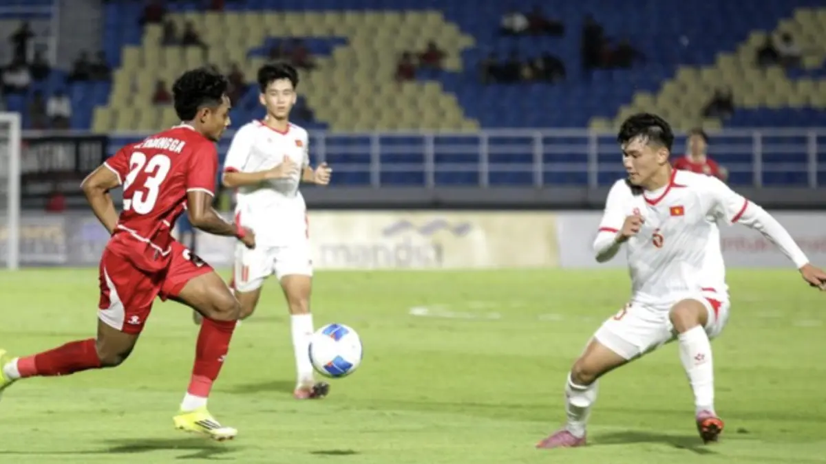 Chico Jericho (kiri) mencoba melewati pemain Vietnam dalam Piala AFF U-17 2026 di Stadion Gelora Delta Sidoarjo. (ANTARA
FOTO/Umarul Faruq)