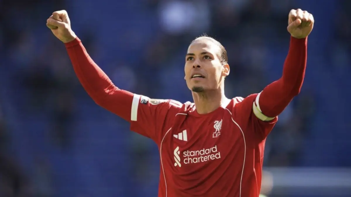 Pemain Liverpool, Virgil van Dijk, merayakan bersama para suporter setelah pertandingan Premier League melawan
Everton, Minggu (19/4/2026) malam WIB. (c) AP Photo/lan Hodgson