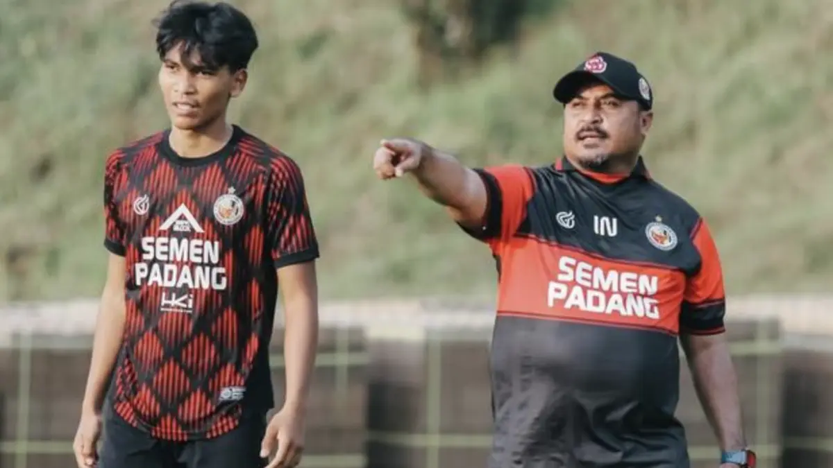 Pelatih Semen Padang, Imran Nahumarury (kanan). (dok. Semen Padang)