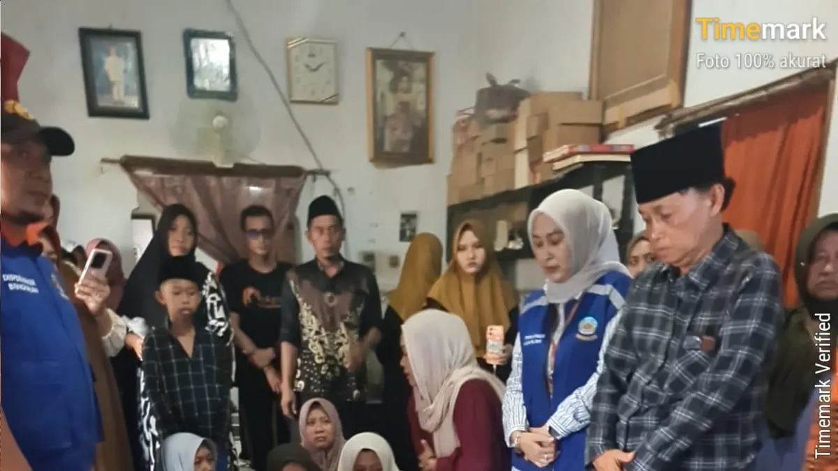 RUMAH DUKA: Keluarga menerima jenazah Muhammad Umron Fadhil di rumah duka yang terletak di Desa Keleyan, Kecamatan Socah, Bangkalan, Minggu (19/4).&nbsp;DISPERINAKER BANGKALAN&nbsp;