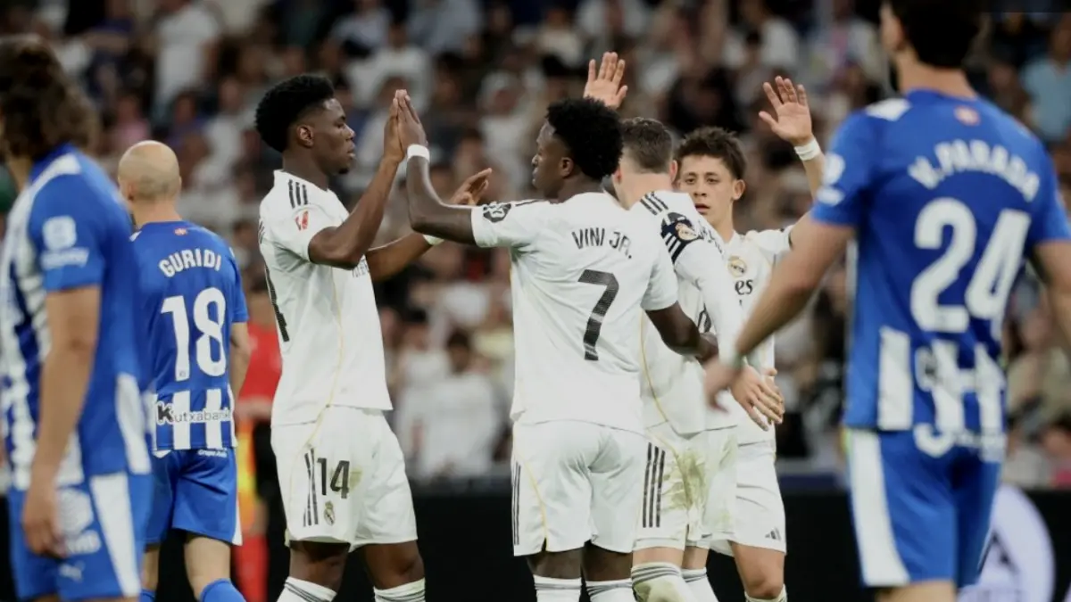 Vinicius Junior merayakan gol dengan Aurelien Tchouameni dalam pertandingan sepak bola Liga Spanyol antara Real Madrid vs Alaves di
stadion Santiago Bernabeu di Madrid pada 21 April 2026. (Foto oleh Pierre-Philippe MARCOU / AFP) (AFP/PIERRE-PHILIPPE MARCOU)