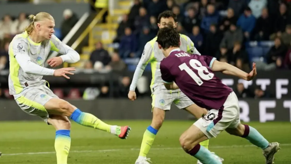 Aksi Erling Haaland dalam laga Burnley vs Manchester City di Liga Inggris 2025/2026, Kamis (23/4/2026). (c) AP
Photo/Dave Thompson