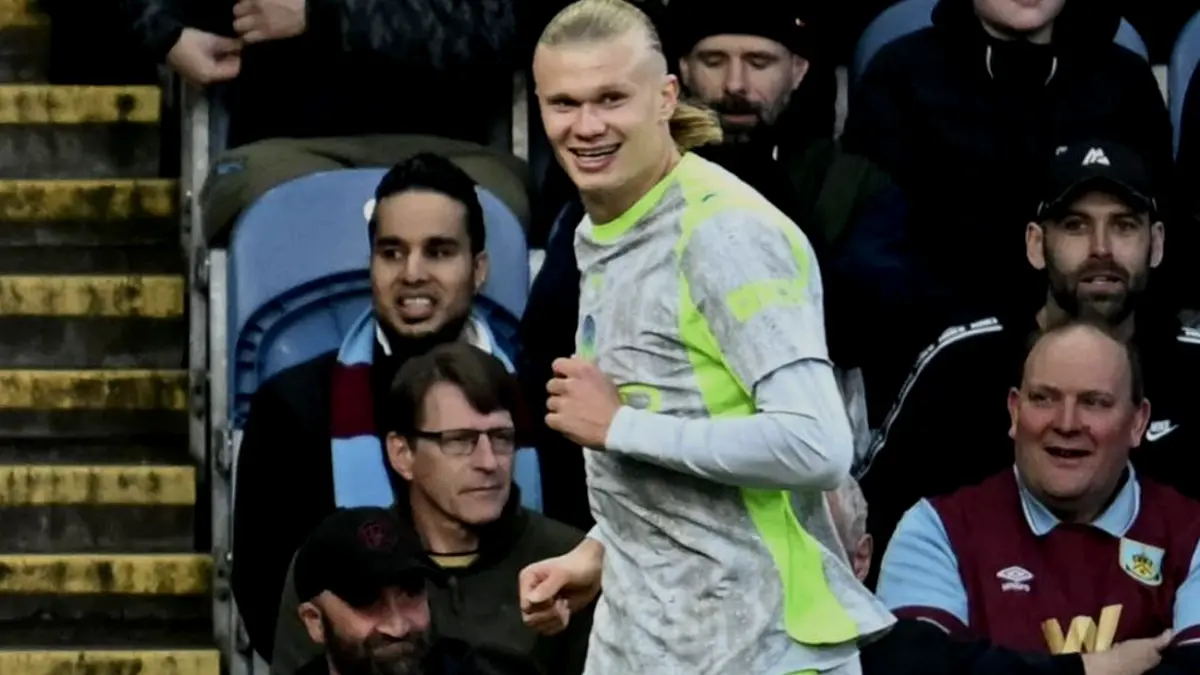 Penyerang Manchester City, Erling Haaland, merayakan gol ke gawang Burnley. Hasil Liga Inggris Burnley vs Man City bergulir di Turf Moor pada Kamis (23/4/2026) dini hari WIB. (AFP/PAUL ELLIS)