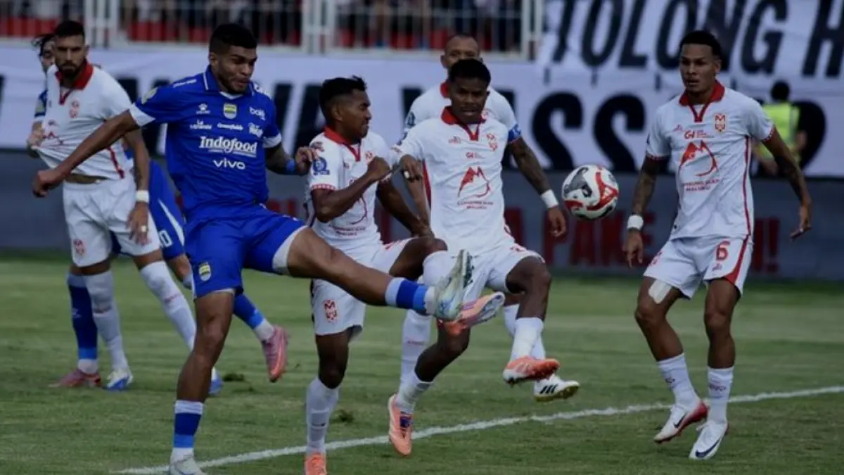 Aksi gelandang Persib Bandung Berguinho saat menyambut bola umpan yang dikawal pemain
bertahan Malut United pada laga tunda pekan ke-12 Super League 2025-2026, Minggu
(14/12/2025) di Stadion Gelora Kie Raha, Ternate. (Dokumentasi Persib Ofisiial)