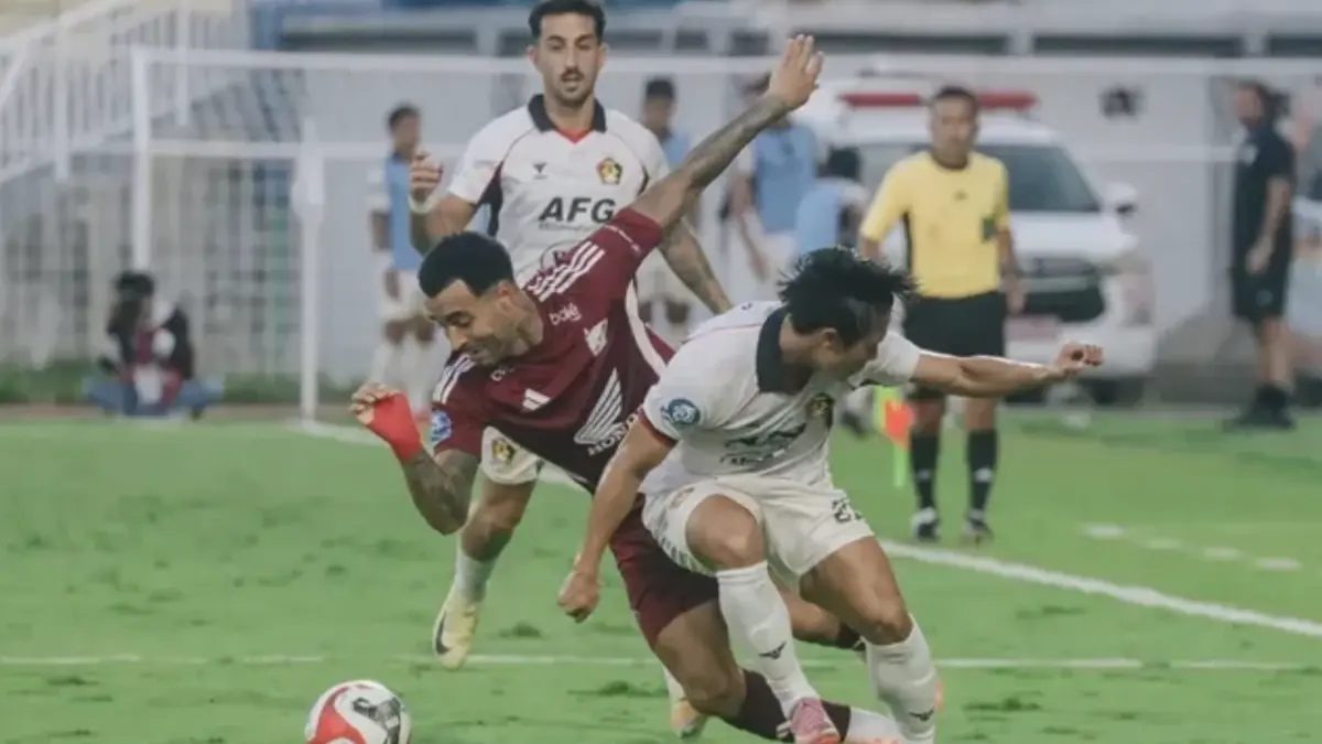 Foto: Pemain PSM Makassar Victor Luiz berudel dengan pemain Persik Kediri dalam laga Super League di Stadion Gelora BJ
Habibie. (Dok. PSM Makassar)
