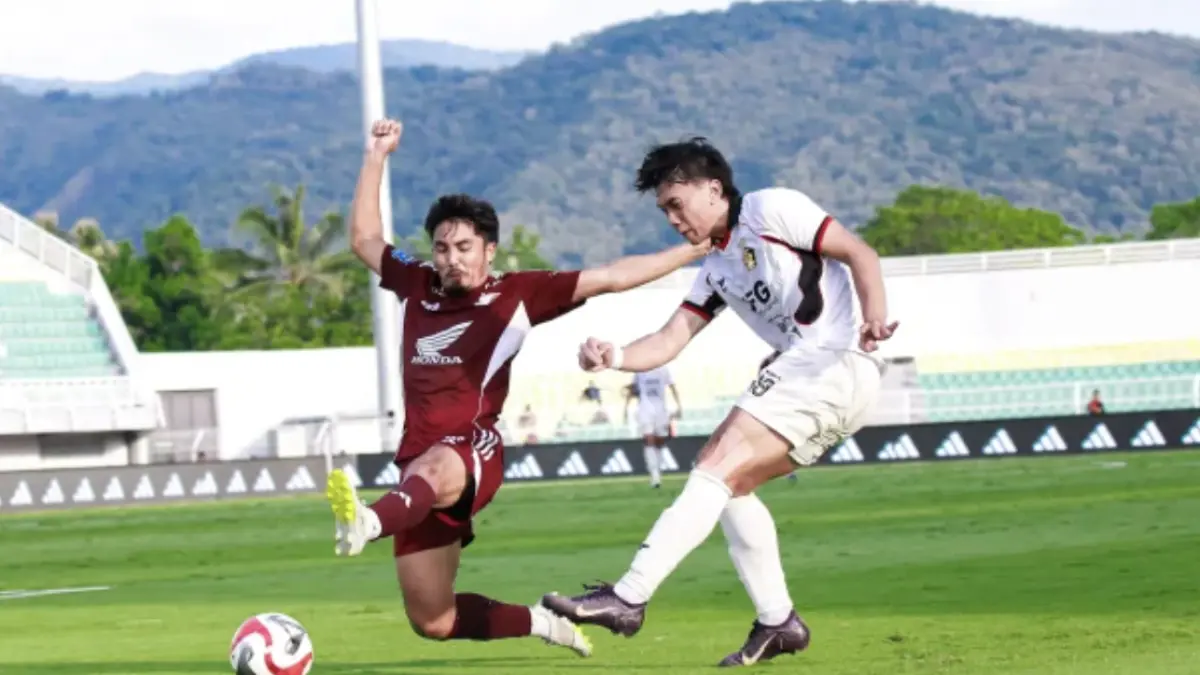 Pemain Persik Kediri (Jersey putih) saat berebut bola dengan pemain tuan rumah, PSM Makassar, pada pertandingan pekan ke-29 BRI Super League 2025/2026, di Stadion BJ Habibie Pare-pare, Kamis, 23 April 2026. (Foto: Persik Kediri Official)