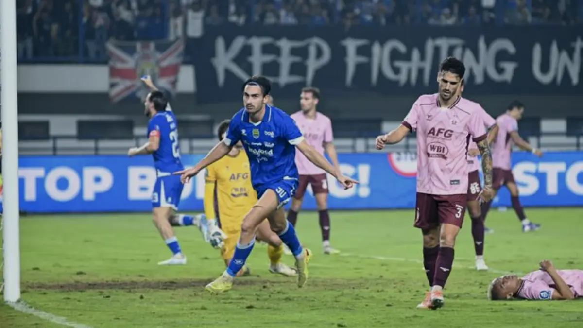 Selebrasi penyerang Persib Bandung usai mencetak gol keduanya ke gawang Persik Kediri pada
laga pekan ke-25 Super League 2025-2026, Senin (9/3/2026) di Stadion Gelora Bandung Lautan
Api (GBLA). (KOMPAS.com/ADIL NURSALAM)