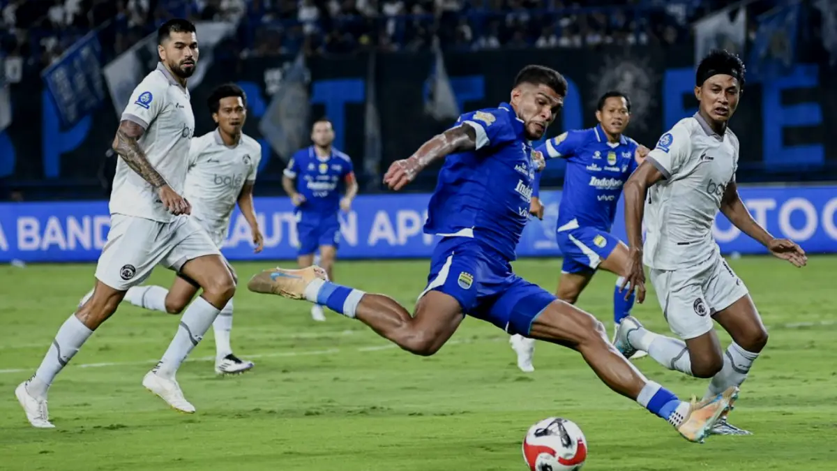 Aksi penyerang Persib Bandung Berguinho dalam upaya membuat peluang di kotak penalti saat menghadapi Arema FC pada pekan ke-29
Super League 2025-2026, Jumat (24/4/2026) di Gelora Bandung Lautan Api (GBLA). (KOMPAS.com/ADIL NURSALAM)