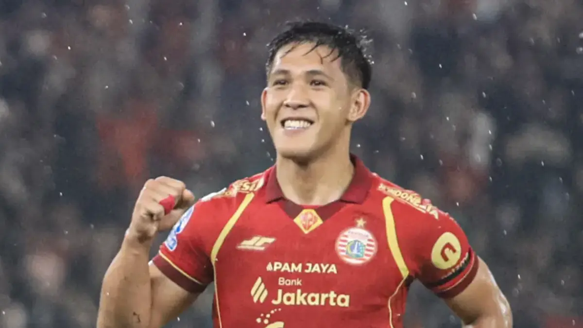 Pesepak bola Persija Jakarta Eksel Runtukahu melakukan selebrasi usai mencetak gol ke gawang Persebaya pada pertandingan BRI Super
League di Stadion Utama Gelora Bung Karno, Jakarta, Sabtu (11/4/2026). (Salman Toyibi/Jawa Pos)
