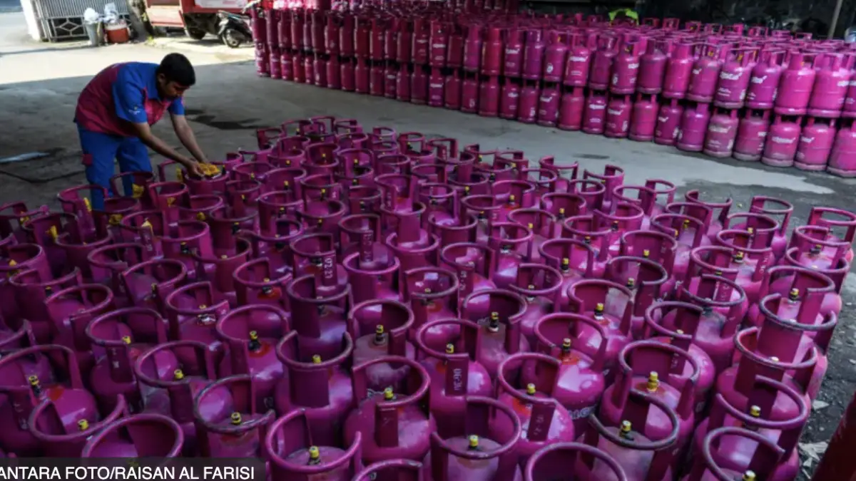 Pekerja memasang segel pada tabung gas 12 kg di distributor gas nonsubsidi di Bandung, Jawa
Barat, Senin (20/04).