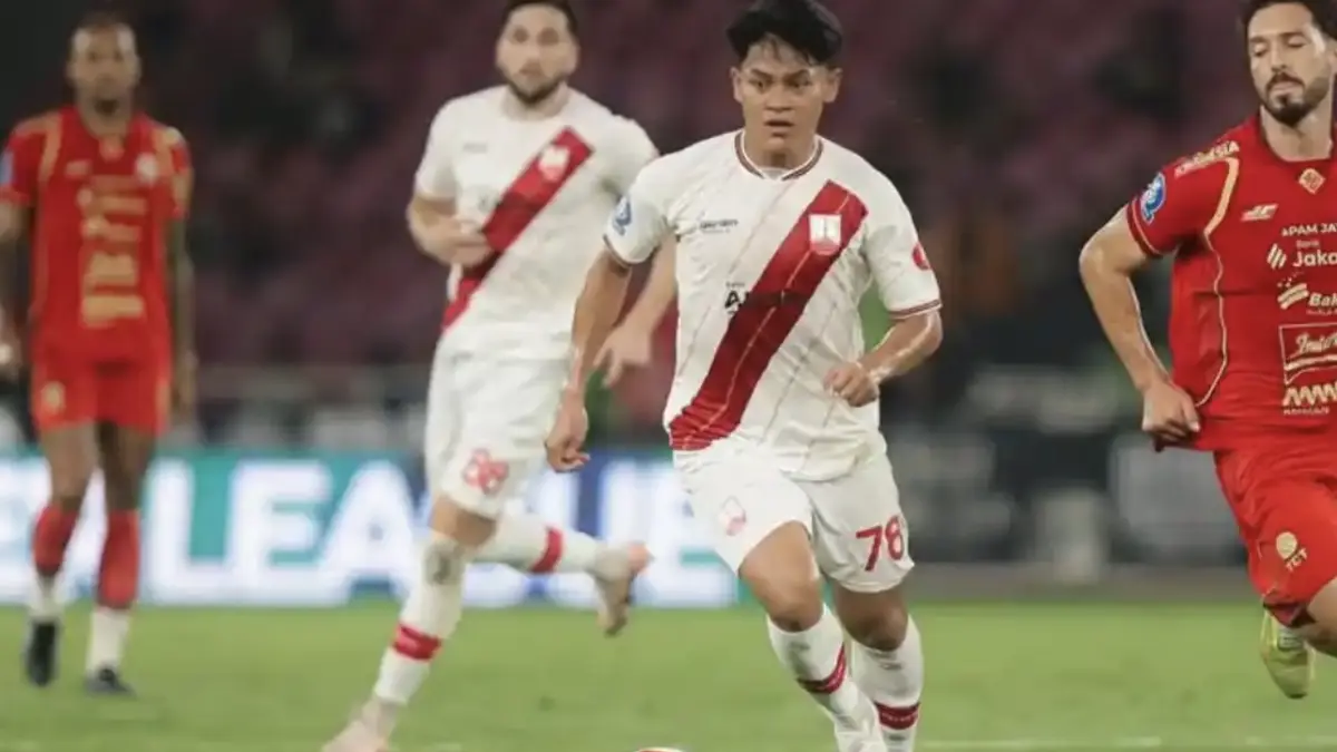 CUPLIKAN LAGA - Potret pemain Persis Solo, Zanadin Fariz berduel dengan pemain Persija Jakarta. Kecewa Persis Solo dilumat habis Persija Jakarta, Pasoepati langsung evaluasi keras 1 nama kontras, cek sebabnya.