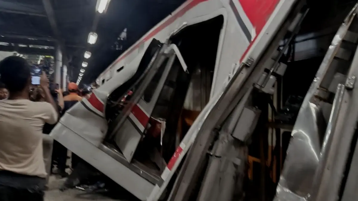 Kereta Api Argo Bromo Anggrek dan Kerta Listrik (KRL) Bekasi-Jakarta terlibat kecelakaan di Stasiun Bekasi Timur, Kota Bekasi, Senin
(27/4/2026) malam. (Kompas.com/Nurpini)