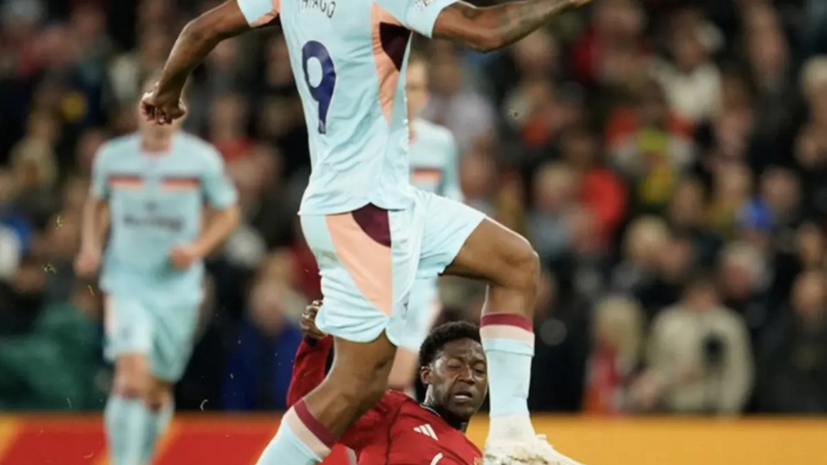 Kobbie Mainoo mencoba merebut bola dari kaki Igor Thiago di laga Manchester United vs Brentford, Selasa
(28/4/2026) (AP Photo/Dave Thompson)