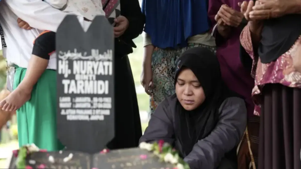 Keluarga melepas kepergian Nuryati, salah satu korban meninggal dalam kecelakaan KRL di Stasiun
Bekasi Timur, Selasa (28/04). (DWIKI MARTHA/BBC)
