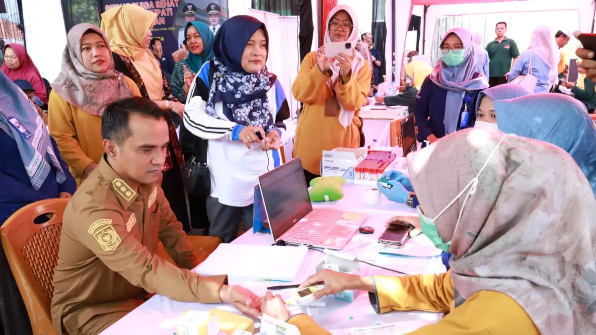 SEHAT ITUPRIORITAS: Bupati Bangkalan Lukman Hakim turut menjalani pemeriksaan kesehatan saat menghadiri Gebyar Blega Sehat di Puskesmas Blega, Selasa (28/4). (PROKOPIM PEMKAB BANGKALAN)