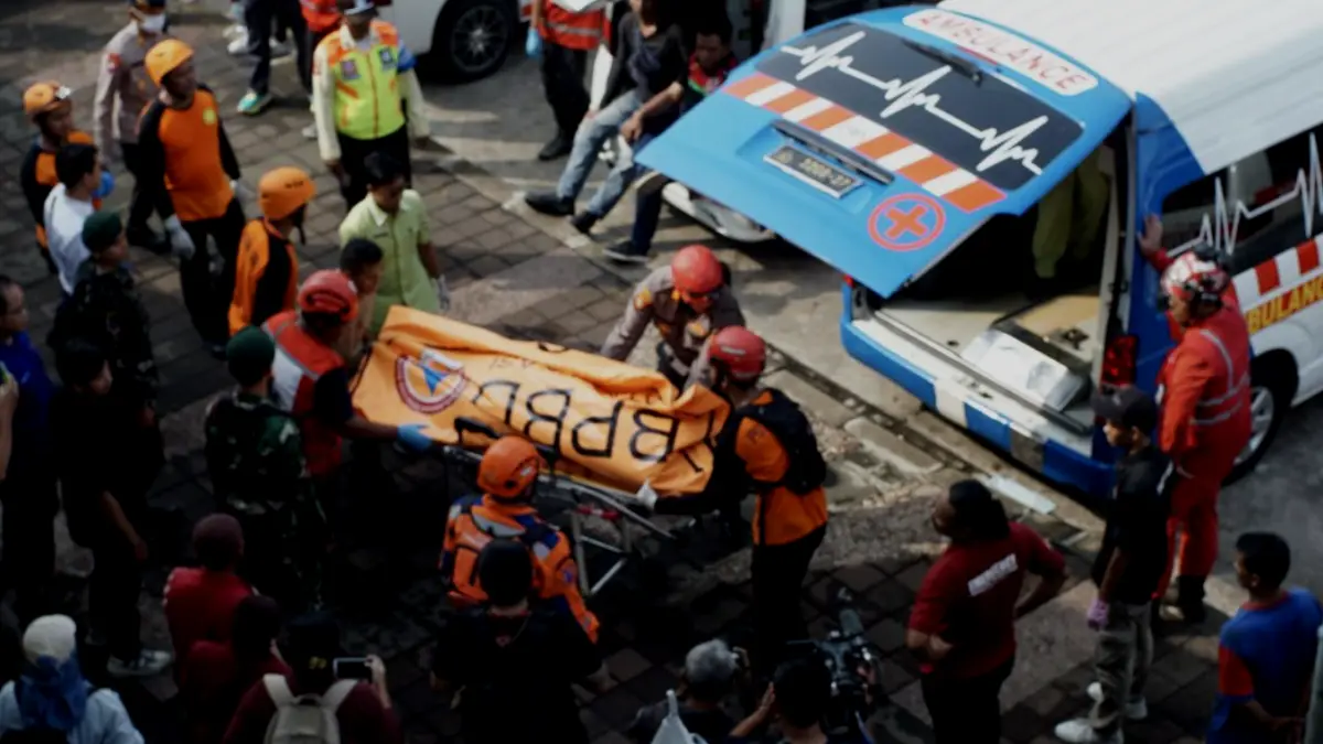 Tim SAR mengevakuasi korban kecelakaan antara KRL Commuter Line dengan kereta api jarak jauh Argo Bromo Anggrek di Stasiun Bekasi
Timur, Kota Bekasi, Selasa (28/4/2026). (KOMPAS.com/ANTONIUS ADITYA MAHENDRA)