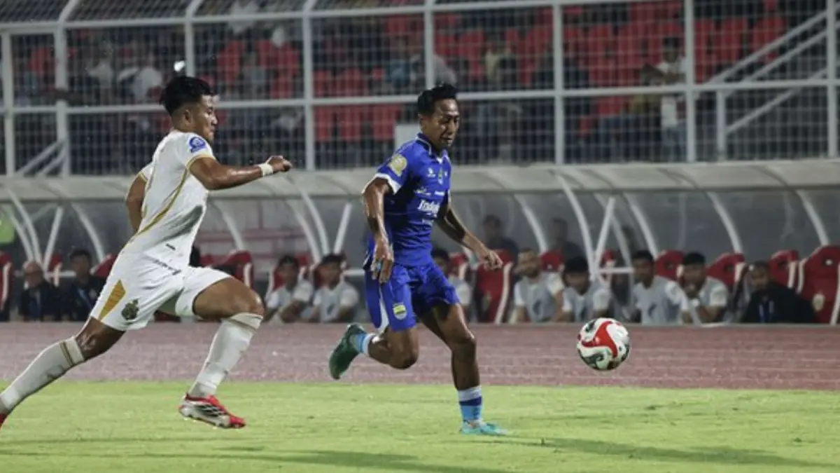 Aksi Beckham Putra pada laga Persib Bandung melawan Bhayangkara FC di pekan ke-30 BR Super League 2025/2026
(c) Dok. Persib