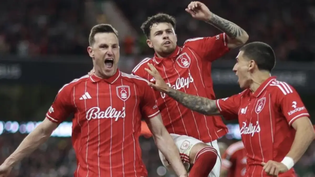 Selebrasi Chris Wood (kiri) setelah mencetak gol penalti dalam laga leg pertama semifinal Liga Europa
2025/26 lawan Aston Villa di The City Ground pada Kamis (30/4/2026). UEFA.com