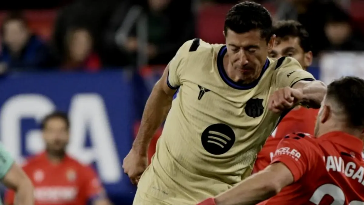 Robert Lewandowski dibayangi oleh Javi Galan dalam pertandingan sepak bola Liga Spanyol antara CA Osasuna vs Barcelona di Stadion El
Sadar di Pamplona pada 2 Mei 2026. (Foto oleh ANDER GILLENEA / AFP) (AFP/ANDER GILLENEA)