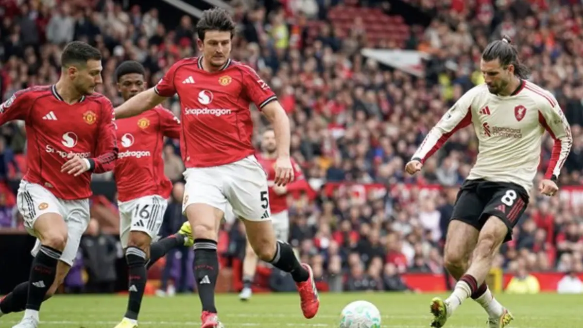 Dominik Szoboszlai (kanan) mencetak gol pembuka Liverpool saat menghadapi Manchester United dalam laga Premier League, Minggu (3/5/2026) (c) (AP Photo/Dave Thompson)