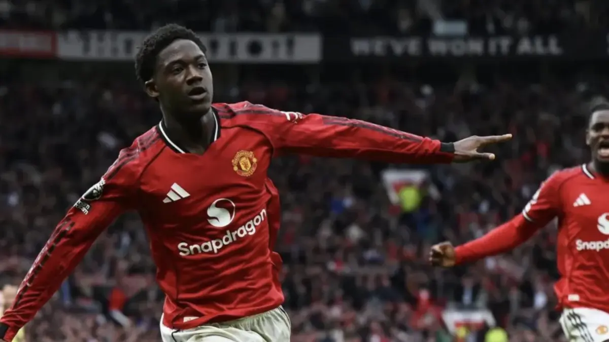 Gelandang Manchester United Kobbie Mainoo (kiri) merayakan keberhasilannya mencetak gol ke
gawang Liverpool pada pertandingan Liga Inggris di Stadion Old Traffora, Manchester, Minggu
(3/5/2026) waktu setempat. (premierleague.com)