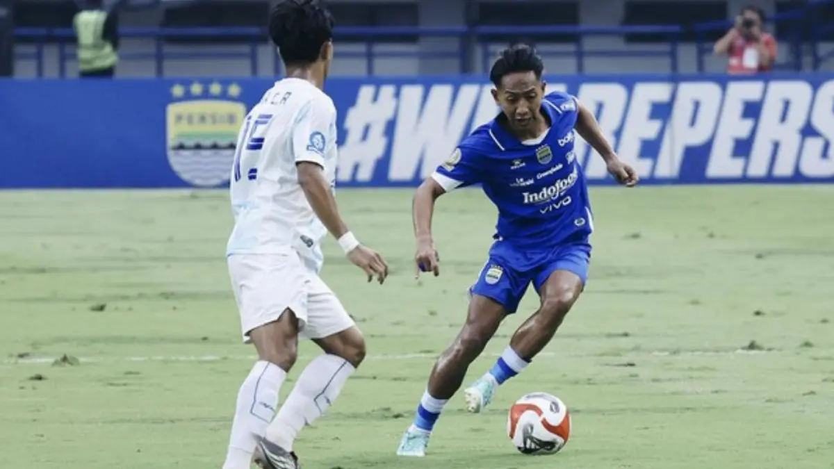 Aksi Beckham Putra Nugraha saat Persib vs PSIM. (X/@persib)