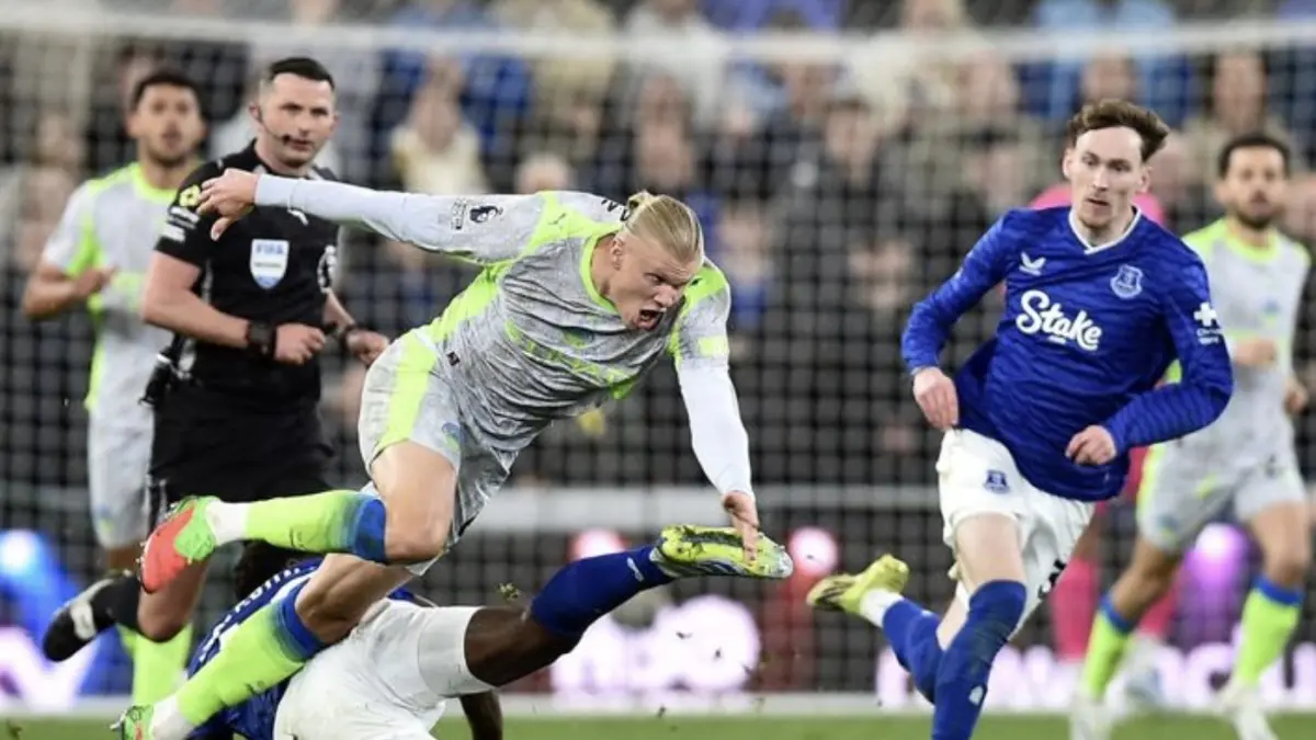 Erling Haaland (kiri) ditekel oleh Tim Iroegbunam dalam pertandingan sepak bola Liga Inggris antara Everton vs Manchester City di Stadion
Hill Dickinson di Liverpool pada 4 Mei 2026. (Foto oleh PETER POWELL / AFP) (AFP/PETER POWELL)