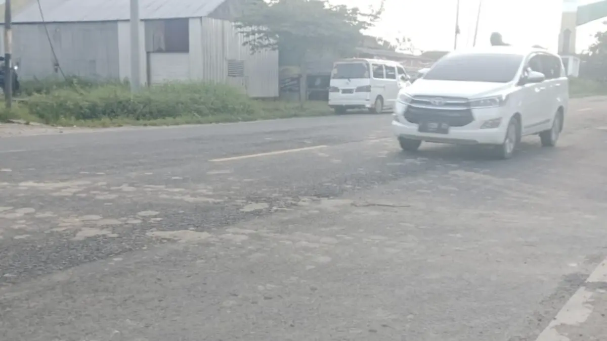 Aktivitas Galian Kabel PLN di Burneh Bangkalan Tuai Keluhan Pengguna Jalan