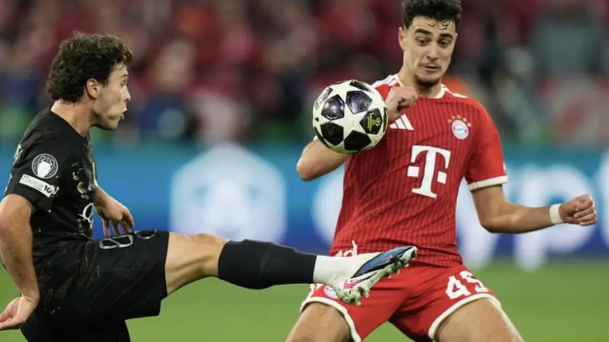 Joao Neves berduel dengan Aleksandar Pavlovic di laga Bayern Munchen vs PSG, Kamis (7/5/2026) (c) AP
Photo/Matthias Schrader