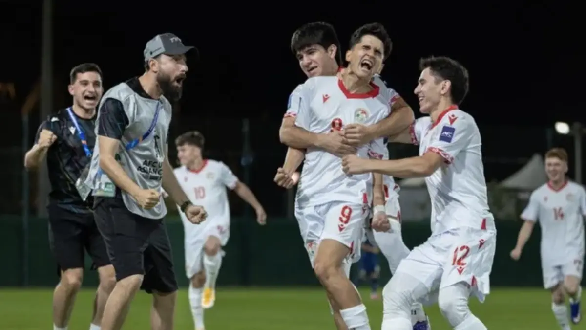 Tim U17 Tajikistan merayakan kemenangan atas U17 Thailand - Foto: AFC