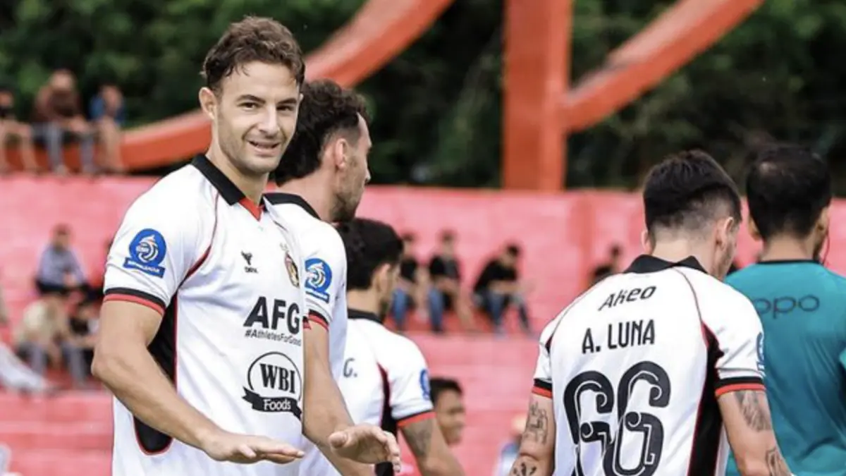 Jose Enrique rayakan gol di laga Semen Padang vs Persik Kediri. (X Persik Kediri)