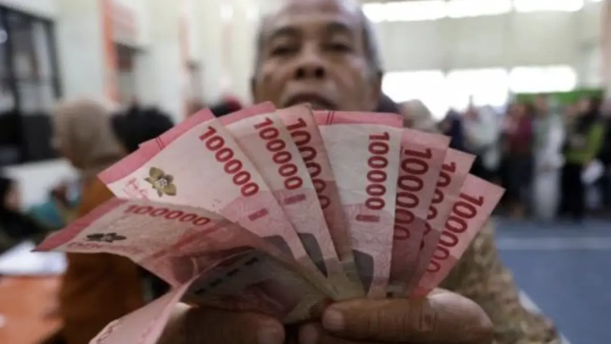 Warga memperlihatkan uang bansos atau Bantuan Langsung Tunai Sementara Kesejahteraan Rakyat (BLTS Kesra) saat penyaluran di Kantor Pos,
Kota Kediri, Jawa Timur, Senin (24/11/2025). (Sumber: ANTARA FOTO/Prasetia Fauzani)