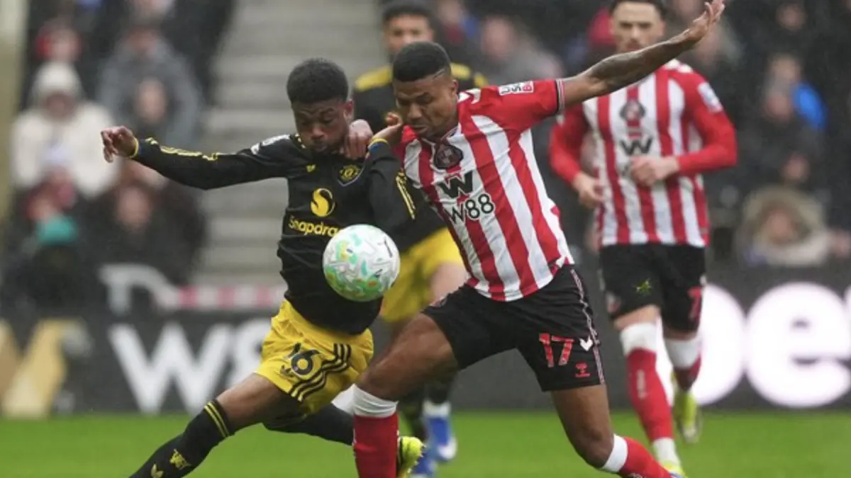 Winger Manchester United FC Amad Diallo (kiri) berebut bola dengan pemain Sunderland AFC Reinildo Mandava dalam
laga Premier League, Sabtu (9/5/2026) (c) Owen Humphreys/PA via AP