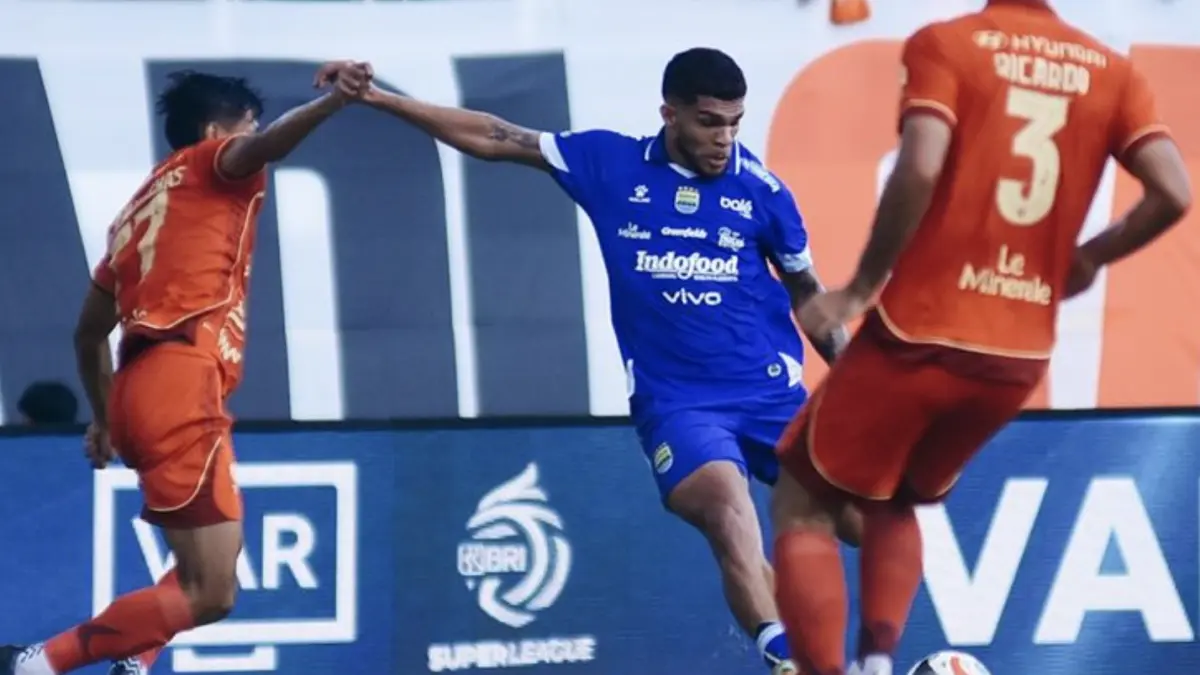 Akselerasi penyerang sayap Persib Bandung Berguinho dikawal dua pemain Persija Jakarta pada laga pekan ke-32 Super League 2025-
2026, Minggu (10/5/2026) di Stadion Segiri Samarinda. (Dokumentasi Persib Ofisial)