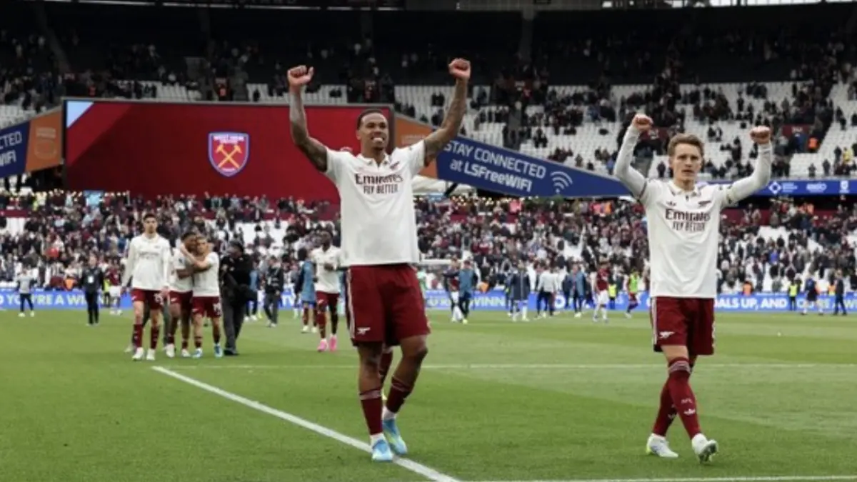 Arsenal kembali menciptakan selisih lima poin atas Manchester City. (AFP/ADRIAN DENNIS)